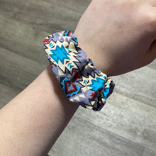 Load image into Gallery viewer, Patterned scrunchie
