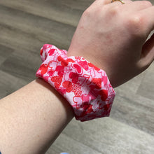 Load image into Gallery viewer, Heart scrunchie
