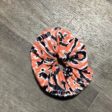 Load image into Gallery viewer, Patterned scrunchie
