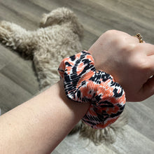 Load image into Gallery viewer, Patterned scrunchie
